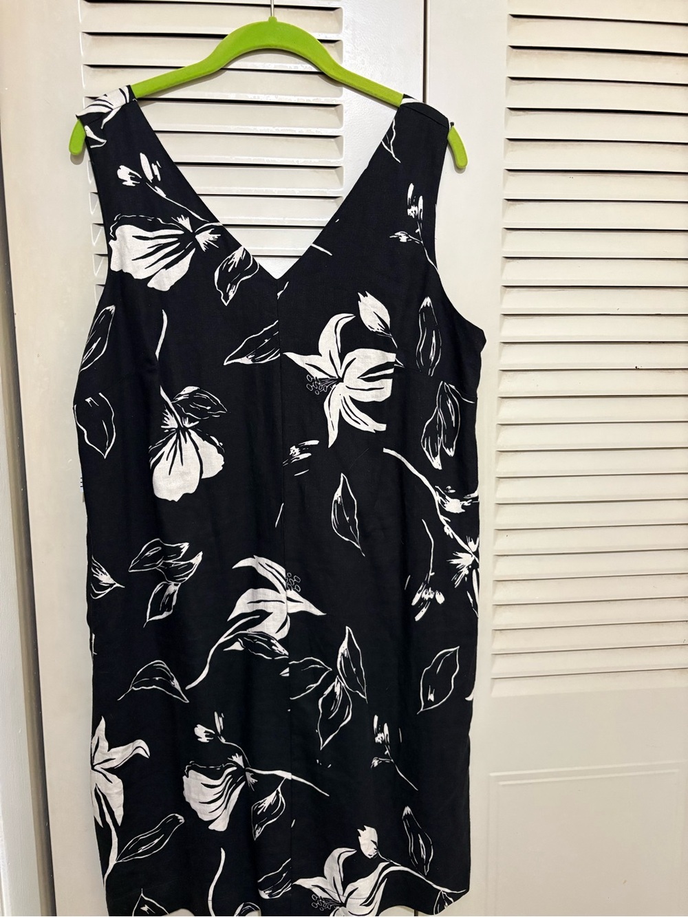 Black & White Floral V-Neck Sleeveless Dress